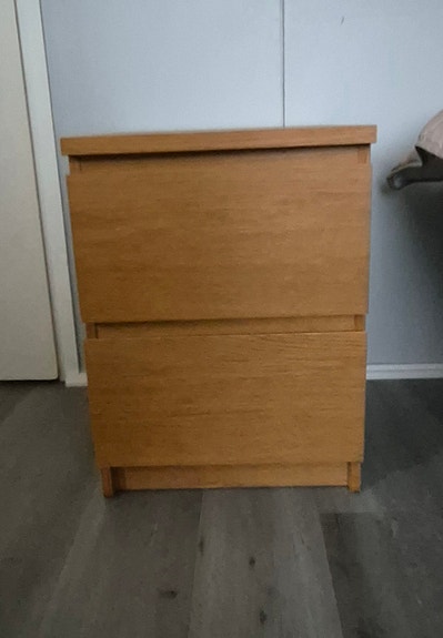 Puinen yöpöytä / pieni lipasto kahdella laatikolla