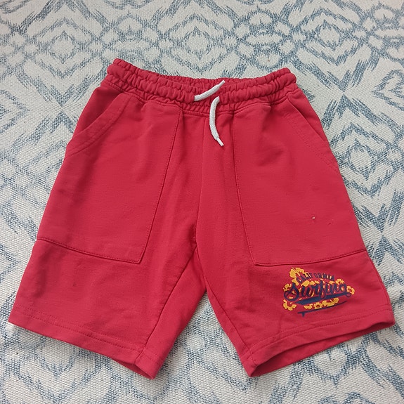 134 punaiset shortsit