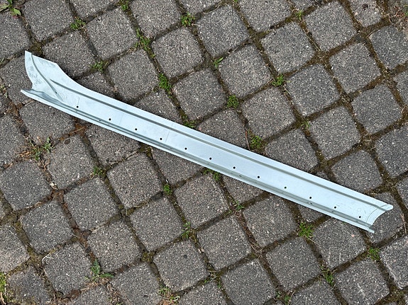 SAAB 90/99/900 oikean etuoven alareuna