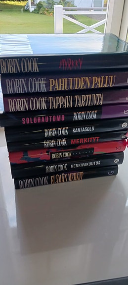 Kirjakokelma 11 kpl, Cook (9) ja Robertsin ROBB- sarjaa( 2)