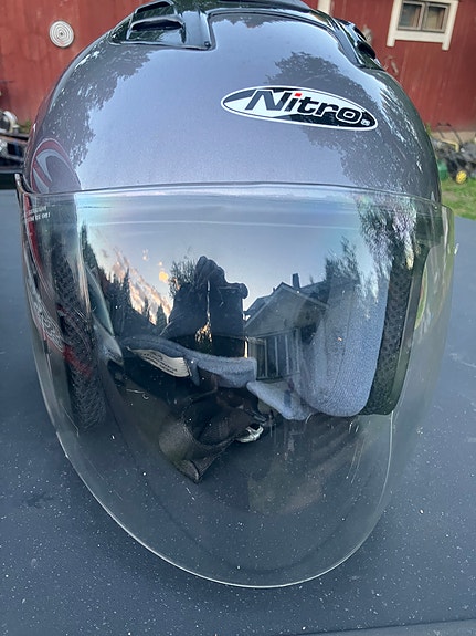 Nitro avokypärä visiirillä