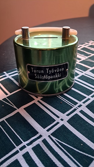 Vanha peltinen säästölipas