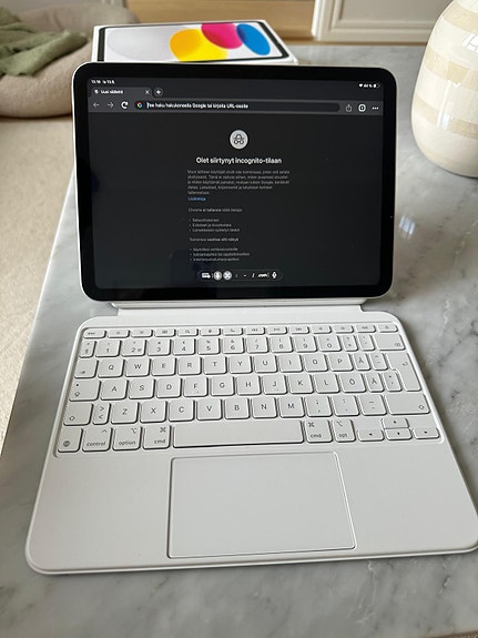 Apple Magic Keyboard Folio iPadille (A16) näppäimistö ja suoja