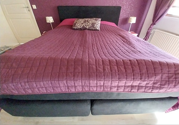 Parisänky, musta 290x160, korkeus 70cm ja pääty