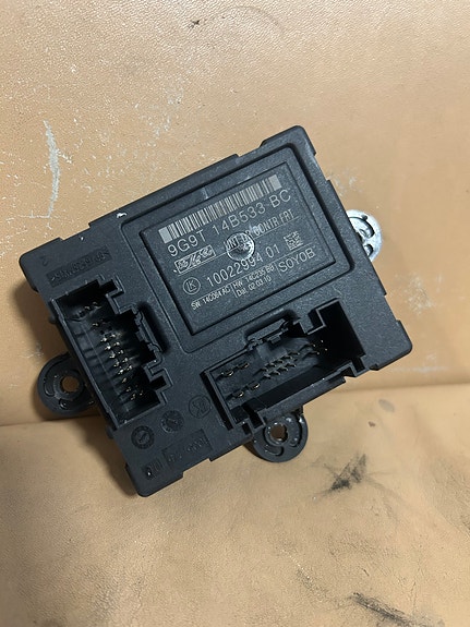 Volvo V70 mk3 vasen etuoven ohjainyksikkö
