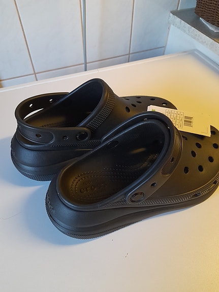 Uudet paksupohjaiset Crocsit