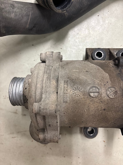BMW N20B20 vesipumppu ja jäähdytysjärjestelmän osia