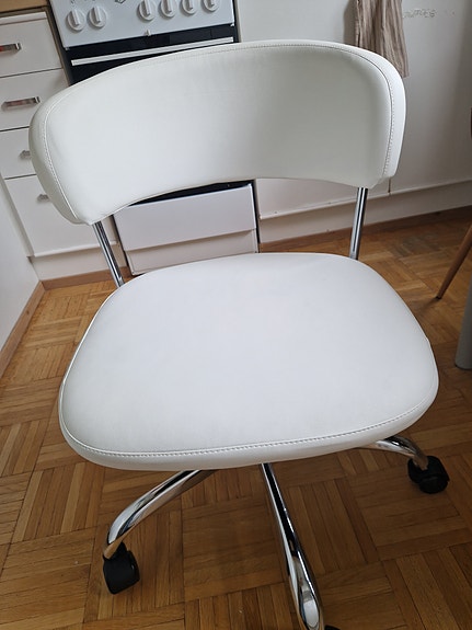 Valkoinen työtuoli