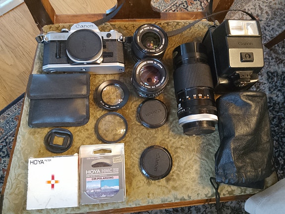 Canon AE-1 ja Canon objektiivit + tarvikkeet