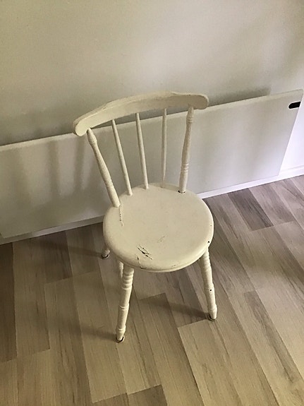 Vanha lasten valkoinen puutuoli