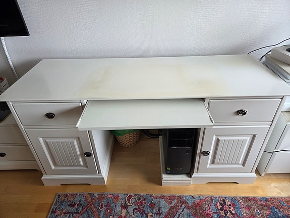 Valkoinen kirjoituspöytä, 2 kaappia ja 2  laatikkoa.