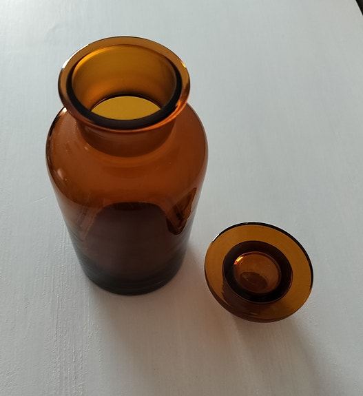 Vanha apteekkipullo ruskea lasi