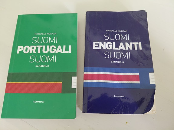 Suomi–portugali ja suomi–englanti sanakirjat