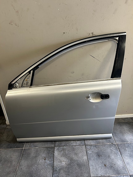 Volvo V70 mk3 vasen etuovi