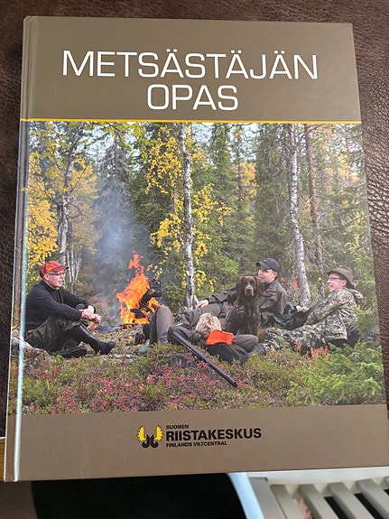 Metsästäjän opas -kirja Suomen riistakeskus