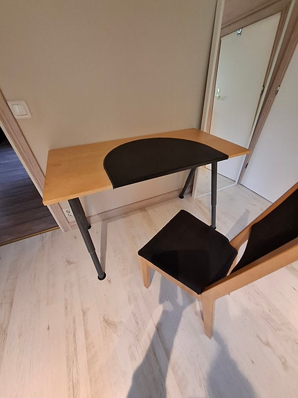 Työ,-ja/tai-kirjoituspöytä säädettävillä jaloilla sekä tuoli