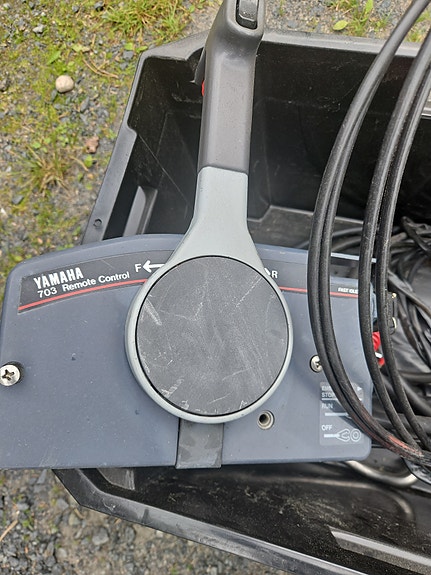 Yamaha kaukohallintalaite 703 trimmiohjauksella ja kierroslukumittari veneeseen