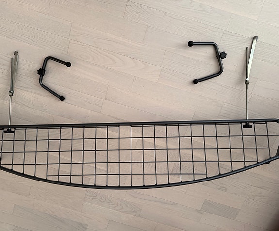 Metallinen koiraverkko autoon