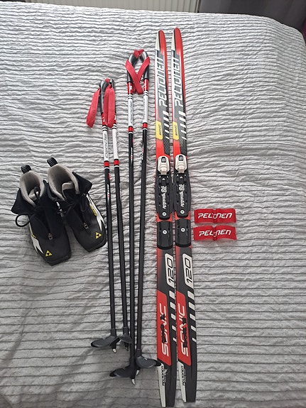 Lasten Peltonen hiihtosetti: sukset 120cm, sauvat 80cm ja 100cm, monot koko 34