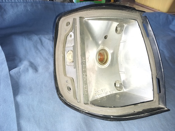 Volvo 200 sarja -73 etuvilkun pohja oikea