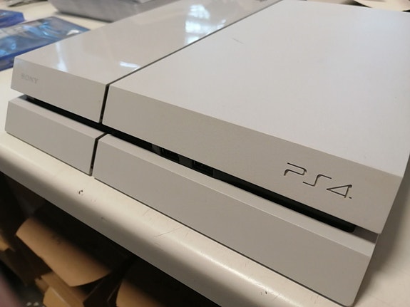 Sony PlayStation 4 (PS4) 500 Gt Valkoinen (Ei ohjainta) (Käytetty)