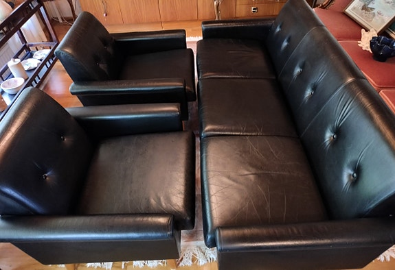 Asko Hidalgo musta nahkainen sohva ja kaksi nojatuolia.  Vintage. 60 luku.
