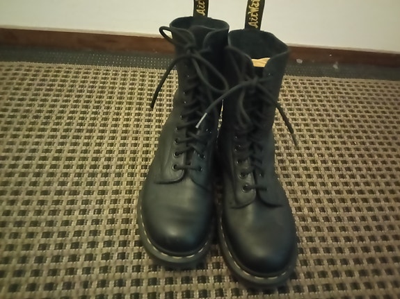 Edulliseen hintaan Dr Martens maiharikengät koko 37