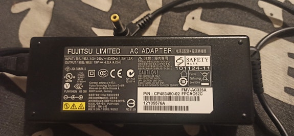 Kannettavan laturit Fujitsu