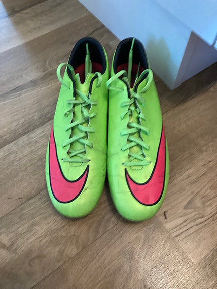 Nike mercurial jalkapallokengät/nappikset