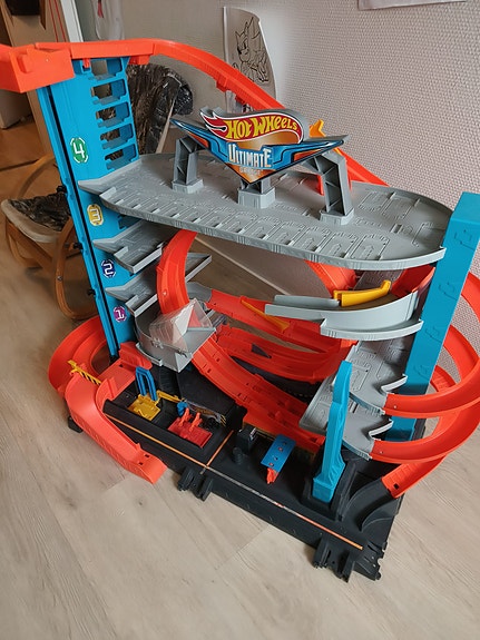 Parkkitalo + 10 Hot Weels autoa