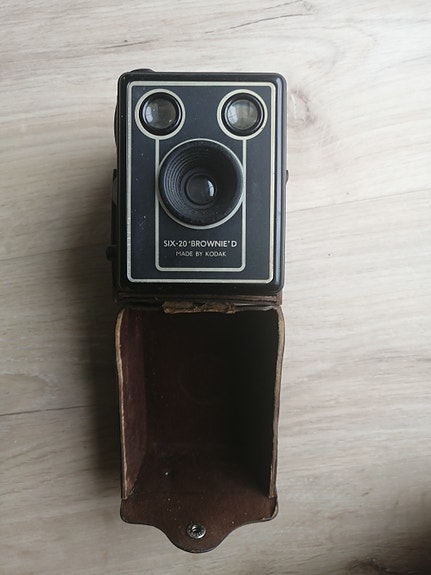 Kodak Six-20 Brownie D laatikkokamera nahkakotelolla