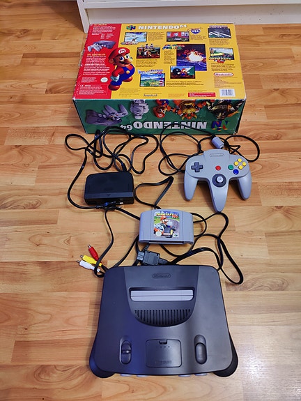 Nintendo 64 laatikoineen sekä Mario Kart 64