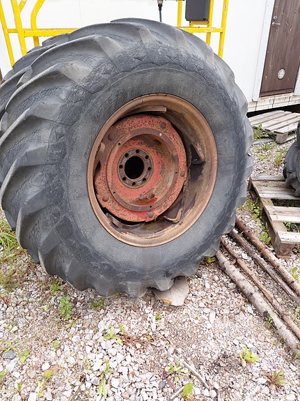 Massey ferguson Traktorin takarenkaat 18.4-30 vanteilla