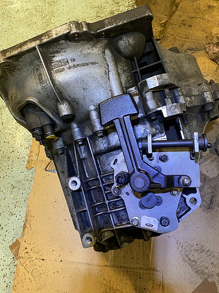 Manuaalivaihteisto. Irrotettu vuoden 2015 Ford Transit Connect 1.6 TDCi diesel