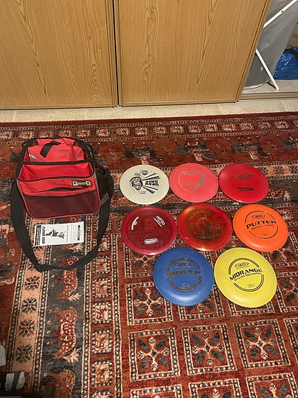 Disc golf -kiekkoja ja olkalaukku