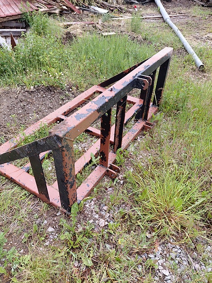 Traktorin taakse kuljetuslaatikko