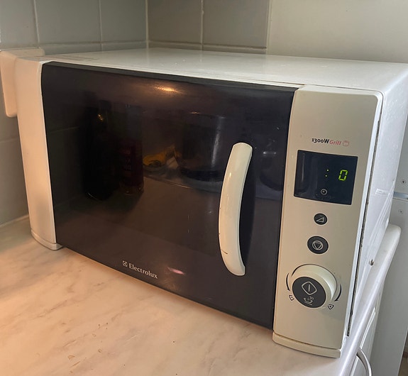 Electrolux mikroaaltouuni grillitoiminnolla (1300W)