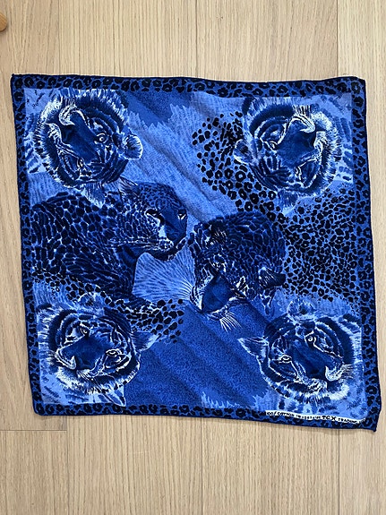 Käyttämätön huivi 50 cm x 50 cm