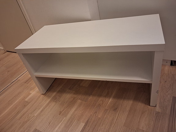 Pieni valkoinen tv-taso