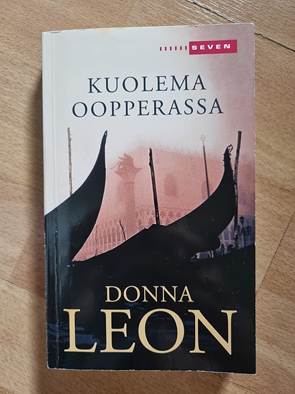 Kuolema oopperassa -kirja