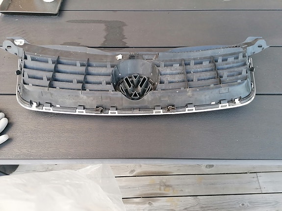 Volkswagen Passat 3BG etusäleikkö kromilistoilla