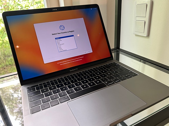 MacBook Pro (13-inch. 2017, Two thunderbolt 3 ports) tähtiharmaa