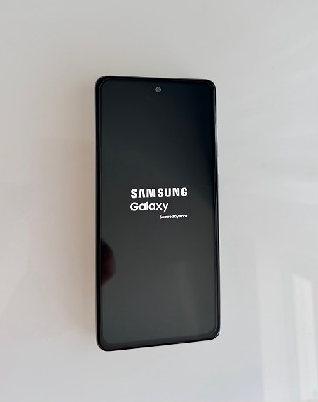 Samsung Galaxy A72 128GB + uudet suojakuoret, erinomainen kunto