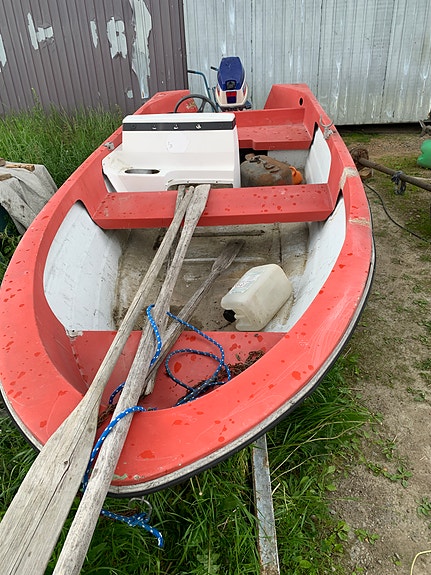 Pulpettivene ja Evinrude perämoottori.