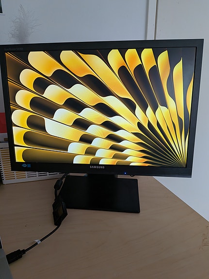 Samsung SyncMaster - näyttö (käännettävä Pivot-jalusta) - Erinomainen kunto!