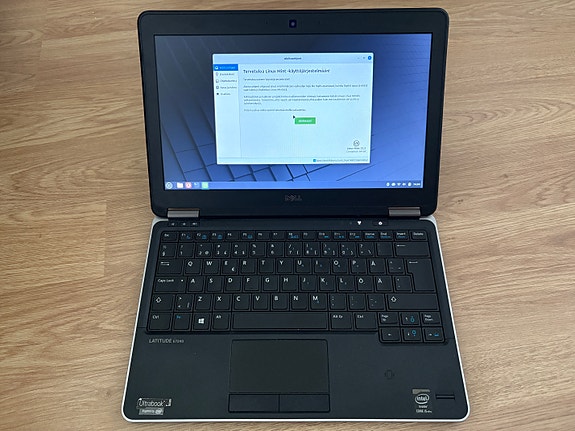 Dell Latitude E7240 – i5 / 8 GB / 128 GB SSD / 12” / Linux Mint