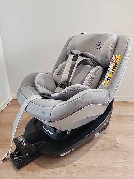 Maxi Cosi Pearl Pro2 turvaistuin ja 3WayFix telakka
