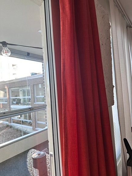 Teetetyt oranssinpunaiset verhot