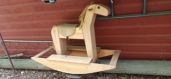 Puinen keinuhevonen