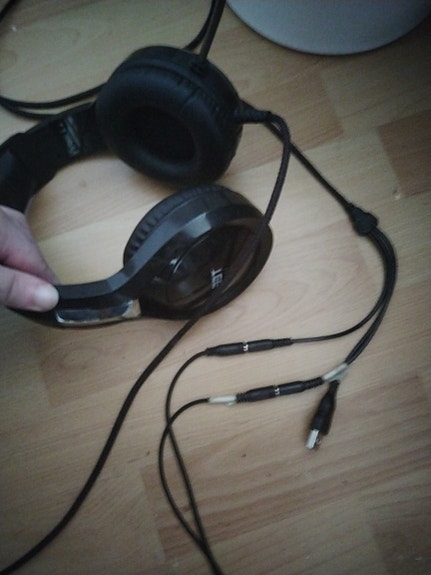 Logitech mustat kuulokkeet mikrofonilla